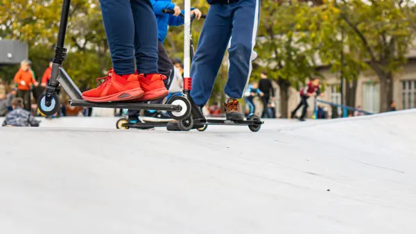 少年たちはスポーツ場やスクーターやスケートに乗っています ストリートスポーツ — ストック写真