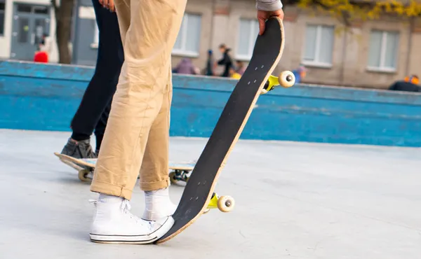 Unga Pojkar Rider Idrottsplanen Skotrar Och Skridskor Gatusport — Stockfoto