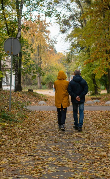 People Walking Autumn Park Path — Stock Photo, Image