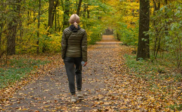 People Walking Autumn Park Path — Stock Photo, Image