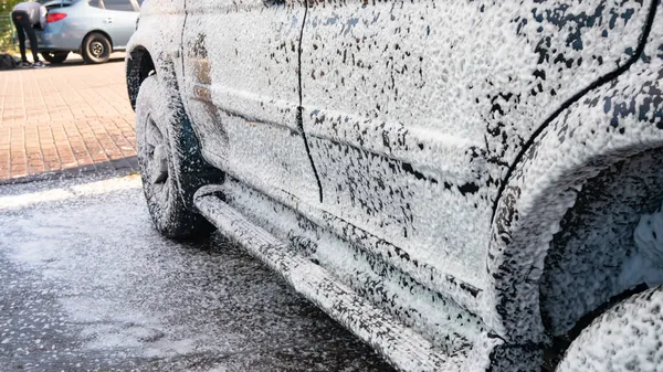 セルフサービスの車の洗浄 セルフサービスの車の洗浄 黒いジープは泡で洗浄され 黒いジープは泡と水で洗浄されます — ストック写真
