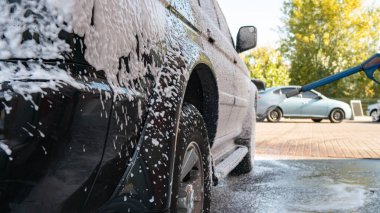 Otomobil yıkama, oto yıkama, siyah jip köpükle yıkanır ve sulu siyah cip köpük ve suyla yıkanır.