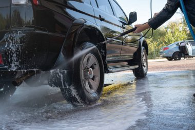 Otomobil yıkama, oto yıkama, siyah jip köpükle yıkanır ve sulu siyah cip köpük ve suyla yıkanır.