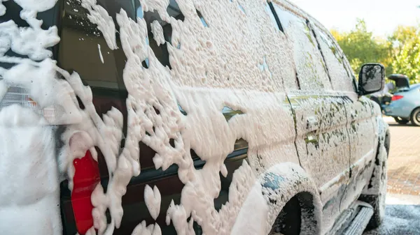 Självbetjäning Biltvätt Självbetjäning Biltvätt Svart Jeep Tvättas Med Skum Och — Stockfoto