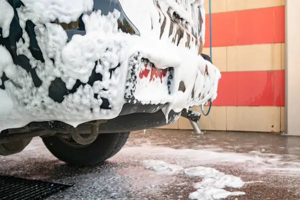 Selbstbedienungs Autowaschanlage Selbstbedienungs Autowaschanlage Schwarzer Jeep Wird Mit Schaum Und — Stockfoto