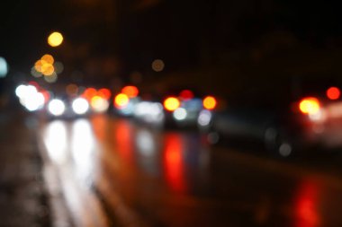 Bokeh trafik lambasından gece büyük bir şehir sokak