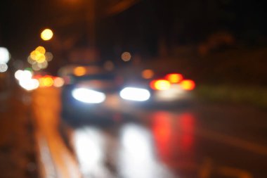 Bokeh trafik lambasından gece büyük bir şehir sokak