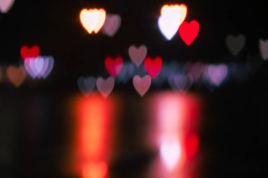 Sevgililer Günü geçmişi. Kalp geçmişi bulanık, geçmişi bulanık. Gece şehir ışıkları bulanık. Bulanık görüntü şehir yolunda gece vakti arabaların hareket halindeki görüntüsü.