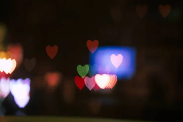 バレンタインデーの背景 ハートボケの背景 青の背景 夜の街の灯がぼやけていく 夜の街の道路上の車のぼやけた動きのイメージ — ストック写真