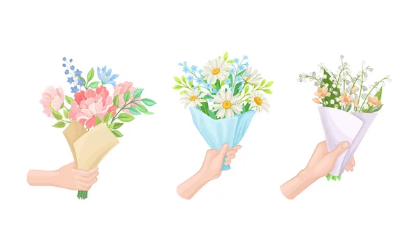 美しい野の花とライラックベクトルイラストの花束を保持手のセット ストックベクター C Happypictures