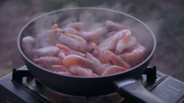 屋外のフライパンにエビフライ。健康的な海の食べ物、クローズアップ。アジア料理. — ストック動画