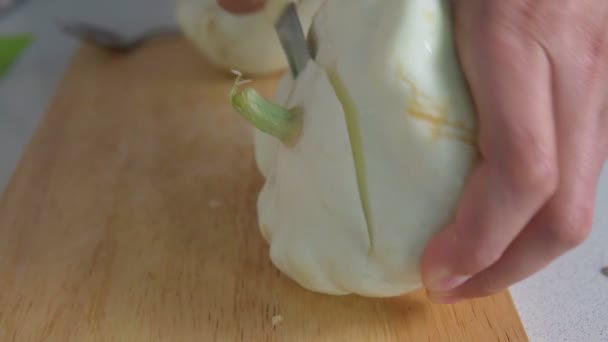 Las manos de hombre cortan la pattison para cocinar. Comida casera verduras — Vídeo de stock