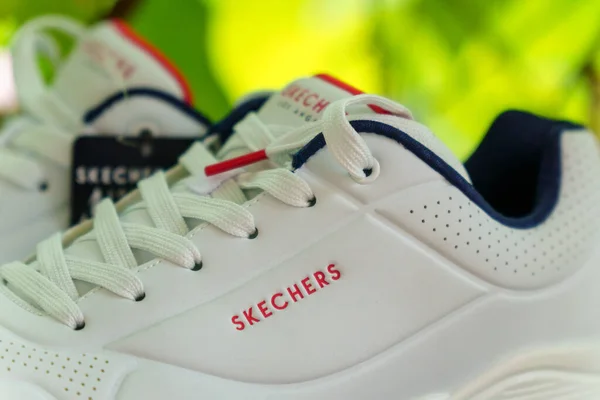 Volzhsky ロシア 2021年9月26日 スニーカーの会社のロゴ Skechers Usa Inc はアメリカのライフスタイルです 選択的焦点 — ストック写真