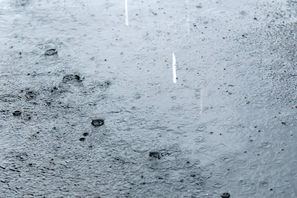Když Kapky Deště Padají Déšť Hladinu Vody Vlní Selektivní Zaměření — Stock fotografie