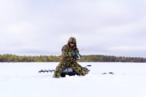 冬の間 湖の氷の漁師は魚を釣る テキストをコピーするためのスペース — ストック写真