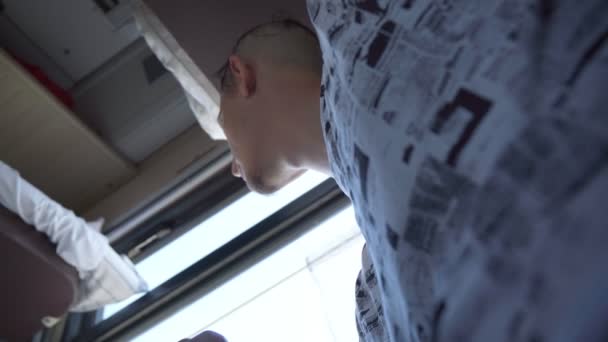 Reizen in de trein. Avontuur op vakantie man kijkt uit het raam. Selectieve focus — Stockvideo