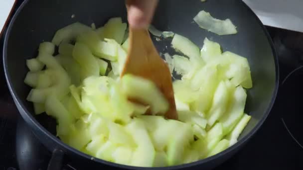 Memasak sayuran zucchini di rumah, makanan vegetarian — Stok Video