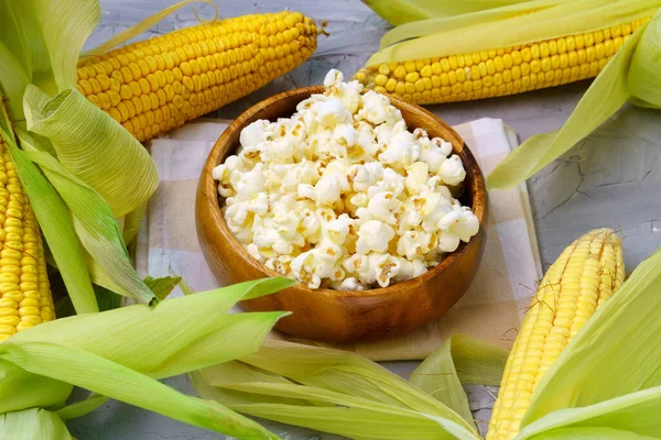 Bowl Delicious Traditional Popcorn Corn Cobs Gray Background — Stock Photo, Image