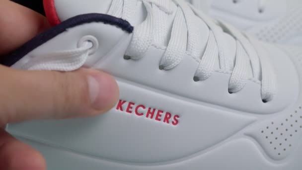 Tyumen, Russia-October 14, 2021: Skechers company logo on sneckers. 미국 스케이트 선수 협회 (Skechers USA, Inc.) 는 미국의 생활 방식이다. 선택적 초점 — 비디오