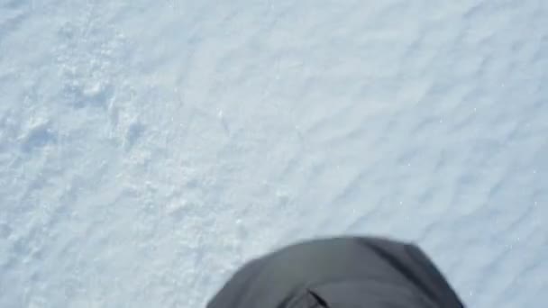 足の深い雪の中でゆっくりと動きで撮影歩いてください。冬の野外活動. — ストック動画