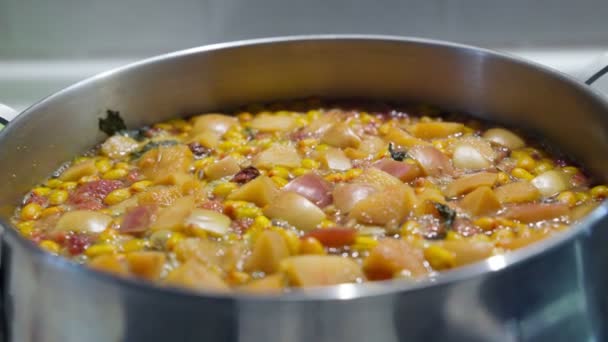 Vařící voda z ovoce v kovového muže na kameni s bublinami a pěnou zblízka. Vaření vynikající domácí kompot. — Stock video