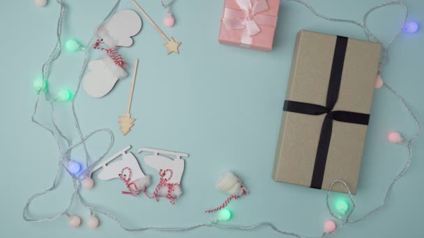 クリスマスと新年のギフトボックス。ミニマルなスタイル。フラット、トップビュー、コピースペース — ストック動画