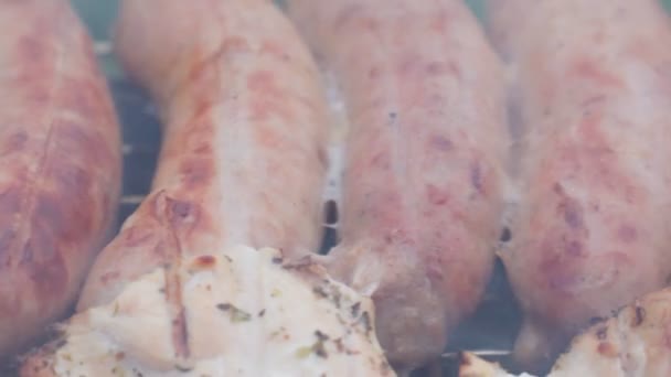 Grillowane kiełbaski z bliska na grillu. Skupienie selektywne — Wideo stockowe