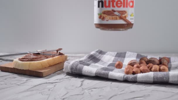 Тюмень, Россия-15 октября 2021 года: Nutella - популярный бренд шоколадного крема. Селективный фокус — стоковое видео