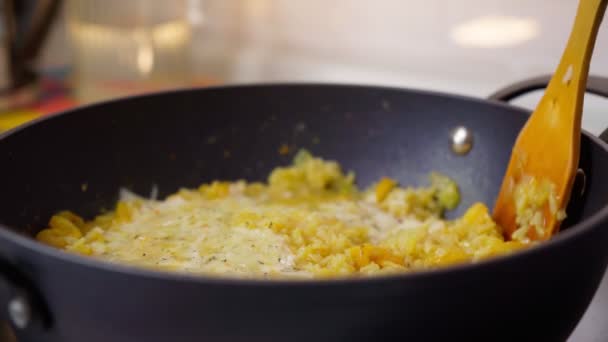 Risotto schotel is een close-up met zeevruchten bruine rijst en kaas. Selectieve focus — Stockvideo