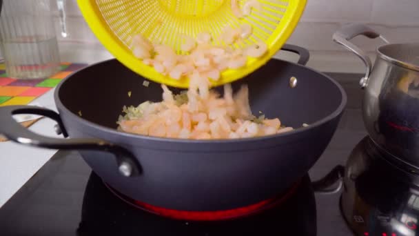 Bereiding van risotto. Zeeschaaltje met garnalen. Selectieve focus — Stockvideo