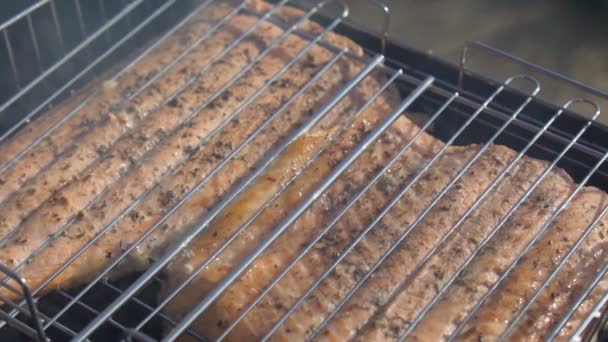 Cocción a la parrilla de carne de pescado de salmón asado a la parrilla. Movimiento lento — Vídeos de Stock