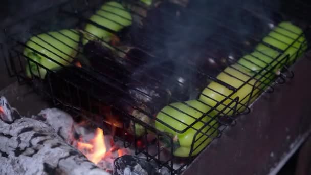 Gemüse auf einem alten Grill kochen. Vegetarische Bio-Lebensmittel — Stockvideo