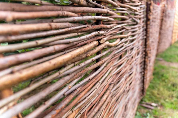 田舎の細い古い枝で作られた木製の柵 フィールドの浅い深さ 選択的焦点 — ストック写真
