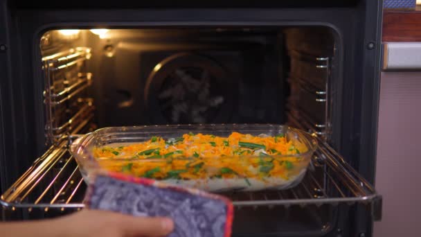 भाजीपाला इलेक्ट्रिक ओव्हनमध्ये बनविला जातो. घरच्या घरी जेवण बनवा. गाजर आणि हिरव्या बीन्स — स्टॉक व्हिडिओ