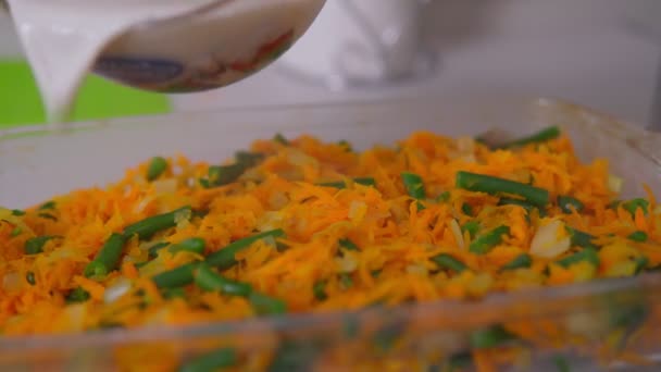 Gebackenes Gemüse Karotten und Bohnen im Ofen mit Sahne. Kochen zu Hause — Stockvideo