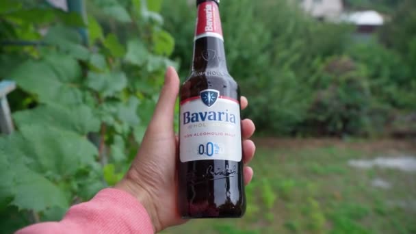 Volzhsky, Ρωσία-25 Σεπτεμβρίου 2021: Μπουκάλι της Βαυαρίας Ολλανδία μη αλκοολούχο μπύρα. Στα χέρια του αγοραστή. Επιλεκτική εστίαση — Αρχείο Βίντεο
