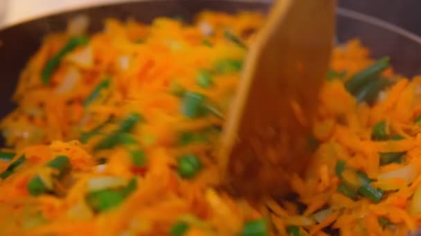 Cottura di carote e fagiolini in una padella primo piano. Note di alimentazione. Rallentatore — Video Stock