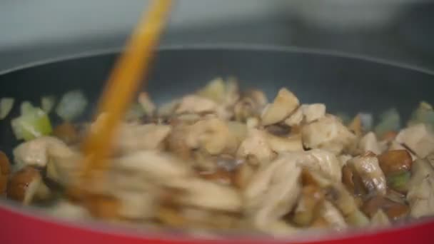 Gefrituurde champignons in close-up met uien en kip. Koken thuis — Stockvideo
