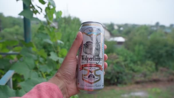 Volzhsky, Rusya-25 Eylül 2021: Bira Wolpertinger bira kutusu. Bulanık doğal arka planda alkolsüz bira. — Stok video