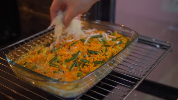Запеченные овощи морковь и бобы в духовке с сыром. Кулинария дома — стоковое видео