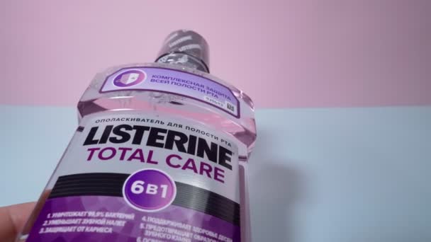 Tyumen, Rosja-15 października 2021: Listerine opieka całkowita 6 w 1. Marka Listerine jest producentem środków do płukania jamy ustnej. — Wideo stockowe