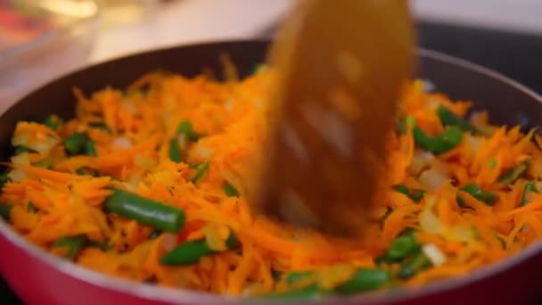 Cocinar las zanahorias y las judías verdes en una sartén de cerca. Alimentación saludable — Vídeos de Stock