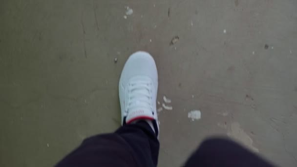 Волзький, Росія-26 вересня 2021: білі лосі-ангельські кросівки. Skechers - американська взуттєва компанія, заснована генеральним директором Робертом Грінбергом і його сином Майклом.. — стокове відео