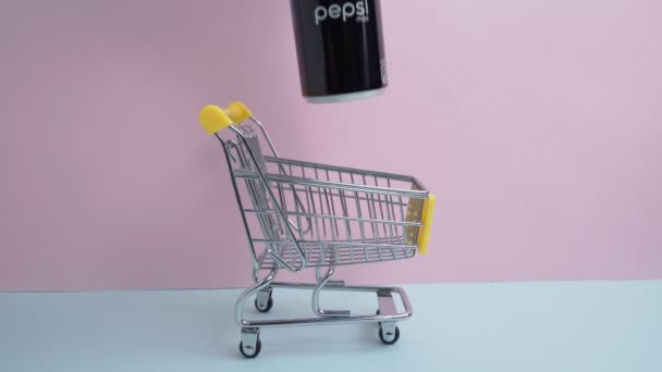 Tyumen, Russia-October 15, 2021: Pepsi tanpa logo gula di toples. — Stok Video
