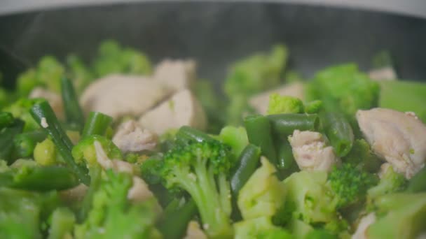 Gebratenes Hühnerfilet mit gemischtem gebratenem Gemüse in einer Pfanne zum Servieren. — Stockvideo