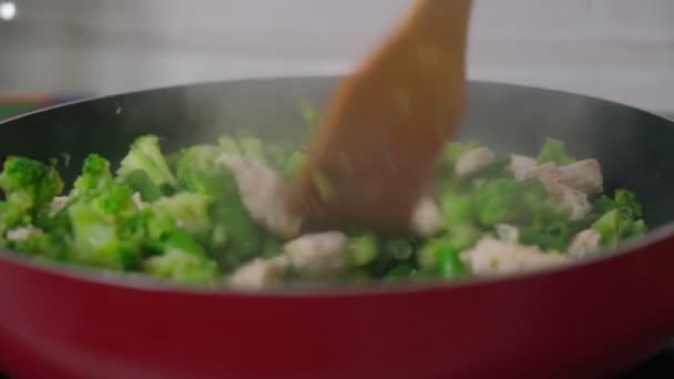 Cucinare il pollo tritato con broccoli di pollo crudo. Focus selettivo, cucina — Video Stock