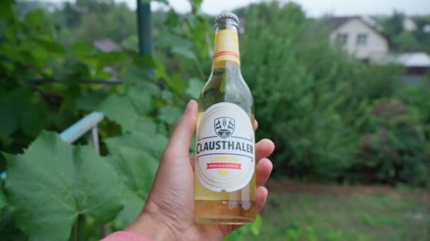 Volzhsky, Russia-25 settembre 2021: Clausthaler birra analcolica al sapore di limone. All'aperto. Focus selettivo — Video Stock