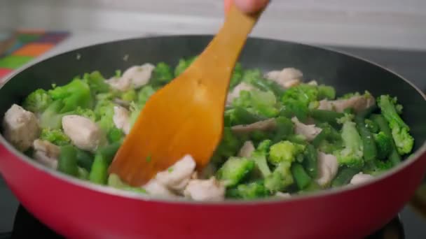 Ингредиенты для приготовления нарезанной курицы с брокколи сырой курицей. Селективное внимание, приготовление пищи — стоковое видео