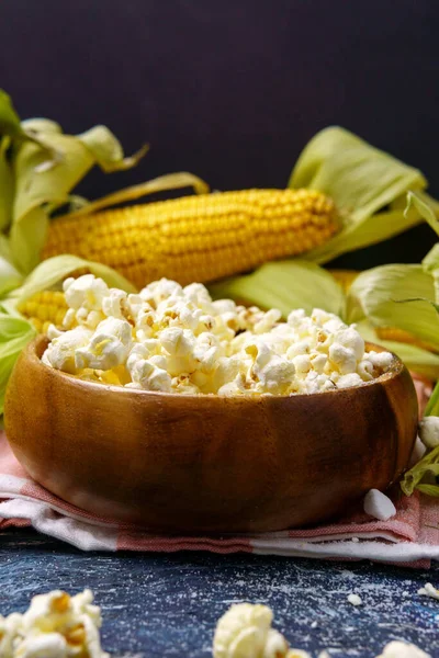 Bowl Popcorn Cobs Fresh Corn Dark Background Leisure — Stock Photo, Image