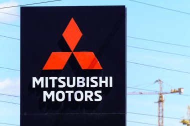 Tyumen, Rusya-4 Haziran 2021: Mitsubishi logo grubu, özerk Japon şirketlerinden oluşan bir gruptur..